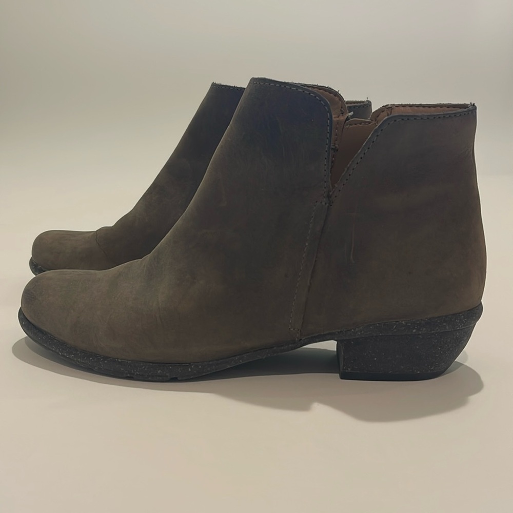Unstructured by Clarks Wilrose Frost Brown Ankle Boot Booties